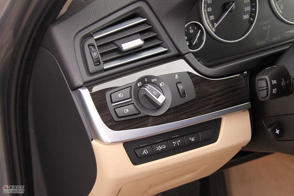 全新宝马5系内饰