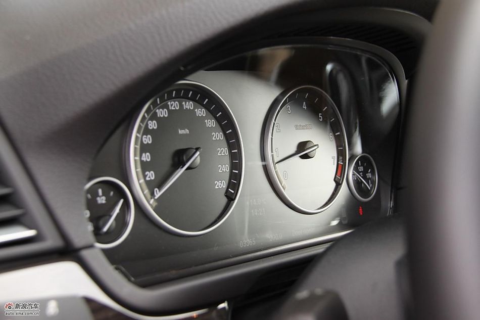 全新宝马5系内饰