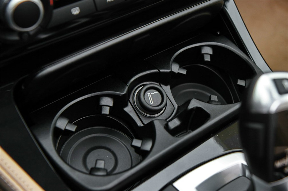 2013款 520i 2.0T AT 典雅型 座椅空间