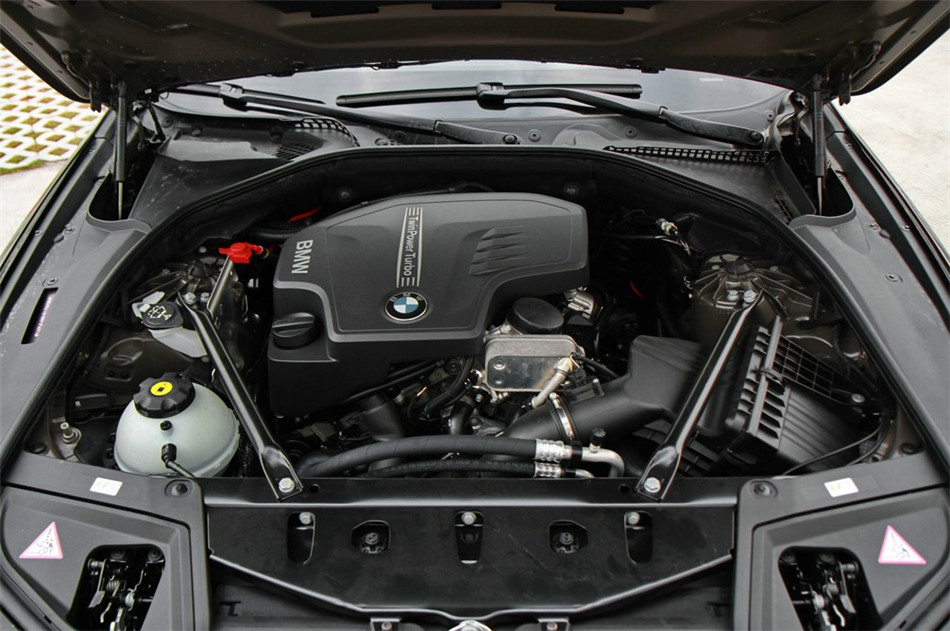 2013款 520i 2.0T AT 典雅型 引擎底盘
