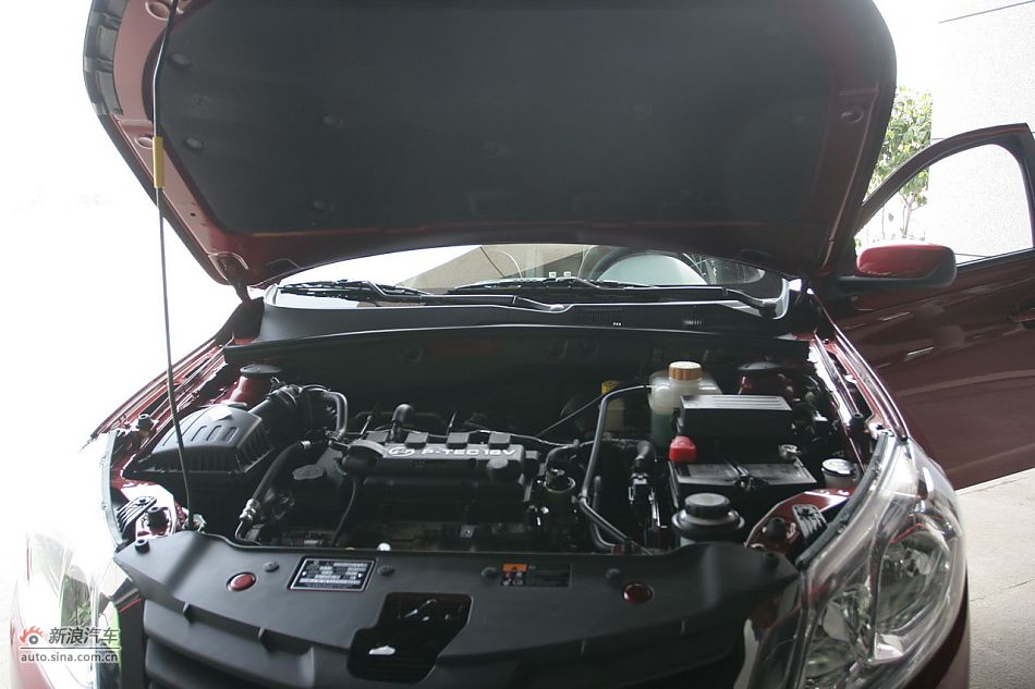 宝骏630 1.5L手动精英型发动机舱