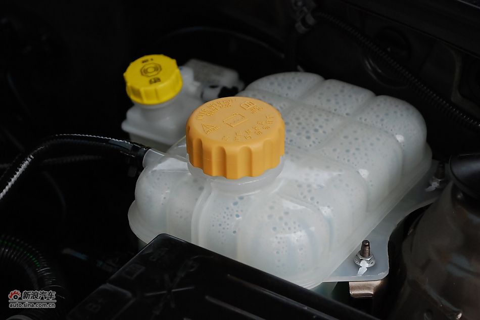 宝骏630发动机舱