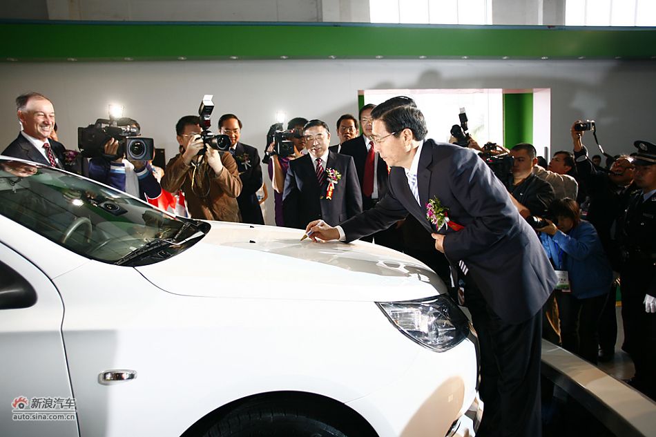 宝骏630下线仪式：广西自治区党委书记郭声琨为宝骏630签名。