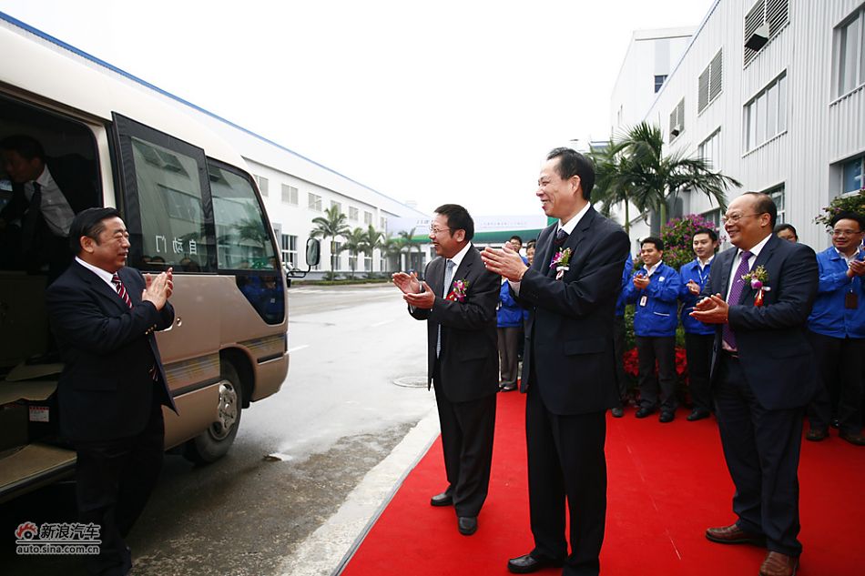 宝骏630下线仪式：上汽集团董事长胡茂元来到宝骏630下线仪式现场，上汽通用五菱总经理沈阳等领导热情迎接。