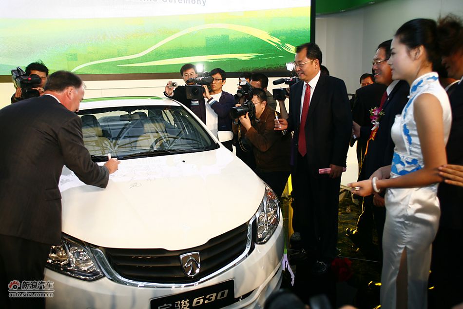 宝骏630下线仪式：通用中国总裁兼总经理甘文维为宝骏630签名。