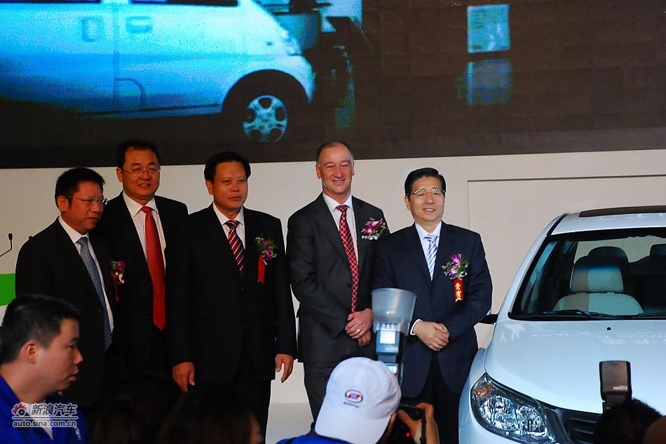 宝骏630下线现场图：领导合影
