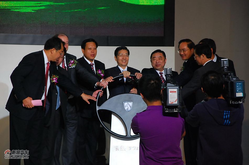 宝骏630下线现场图：启动下线