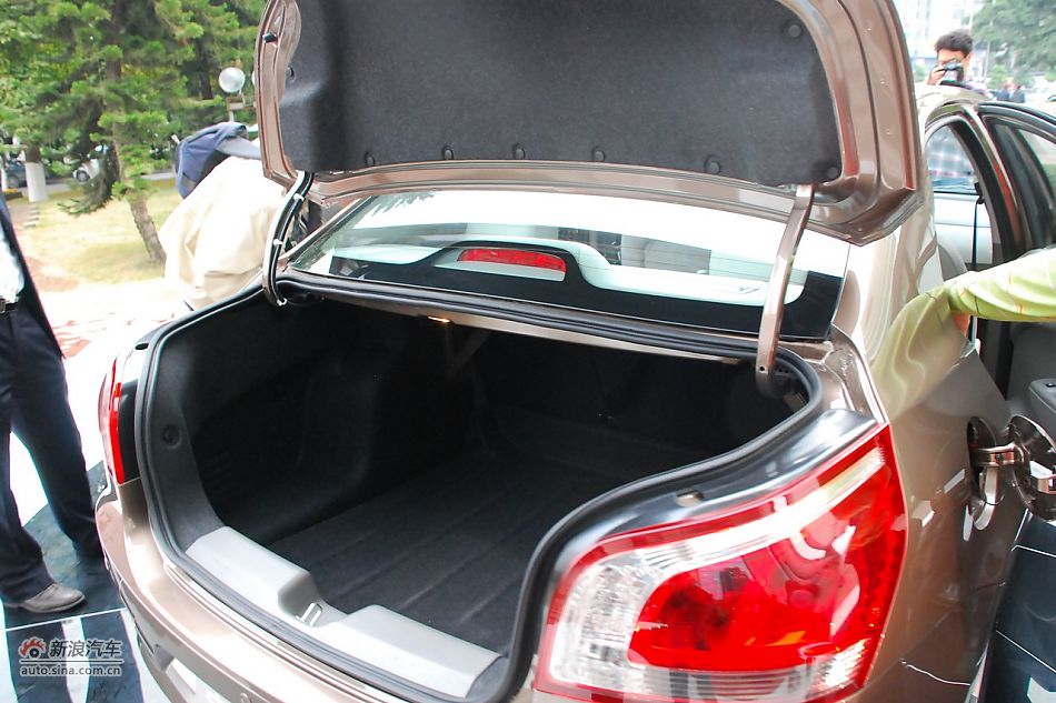 宝骏630后备箱