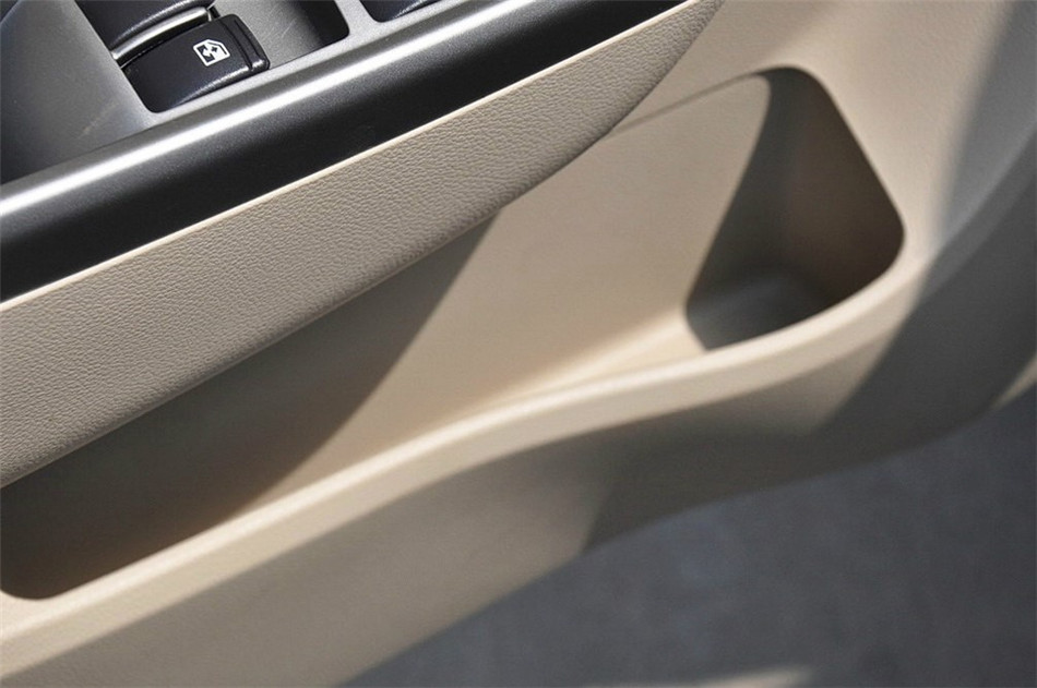 2014款 1.5L MT 舒适型 座椅空间