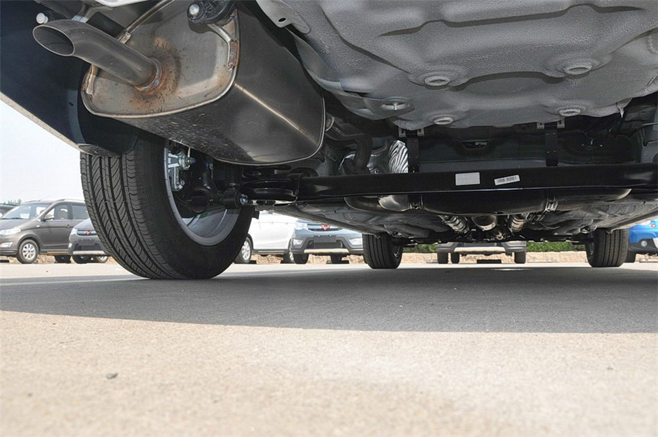 2014款 1.5L MT 舒适型 引擎底盘