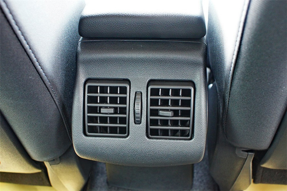 风朗 2013款 2.0L CVT 标准版 空间