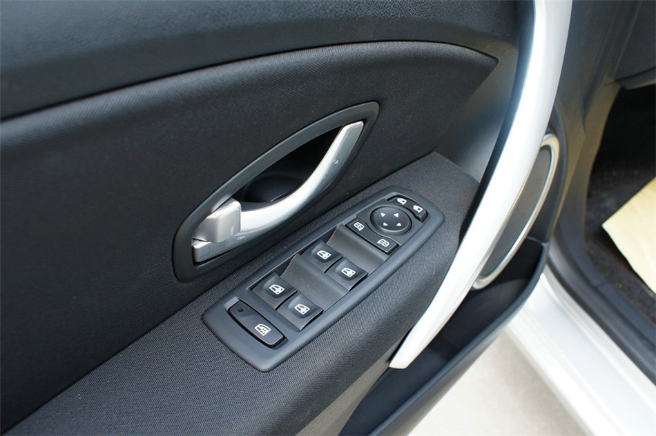 风朗 2013款 2.0L CVT 标准版 空间