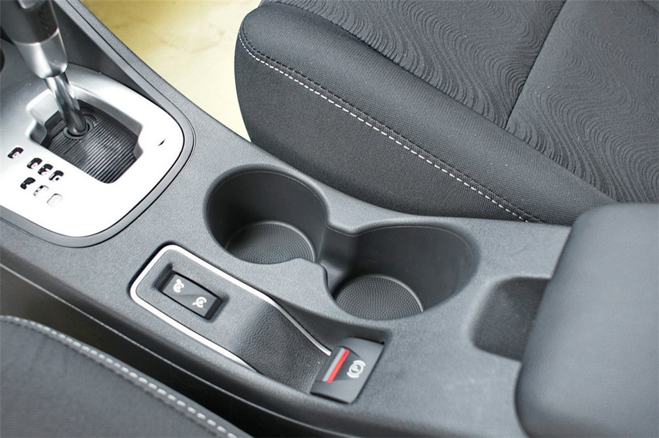 风朗 2013款 2.0L CVT 标准版 空间