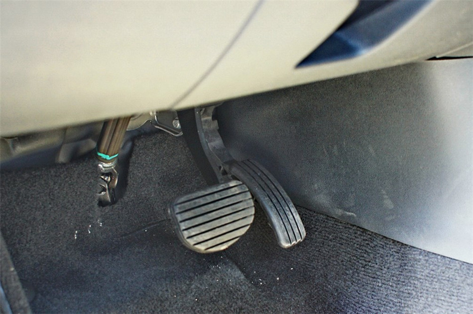 风朗 2013款 2.0L CVT 标准版 内饰