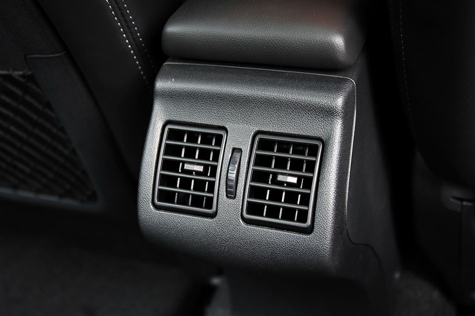 2015款 2.0L 时尚版 座椅空间