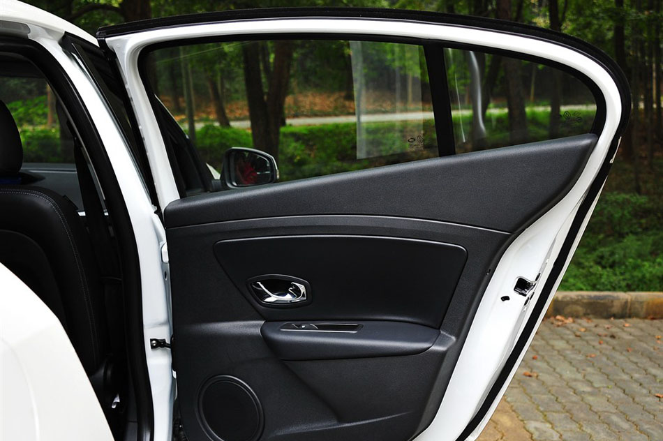 2015款 2.0L 时尚版 座椅空间