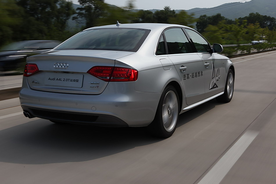 A4L 2.0T运动版外观图片