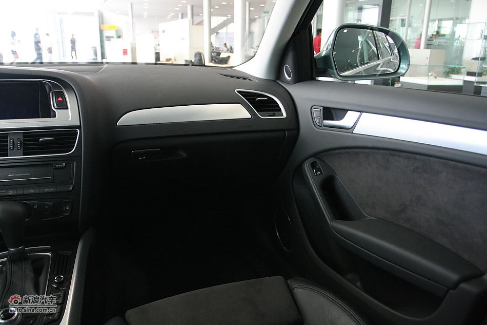 奥迪A4L内饰