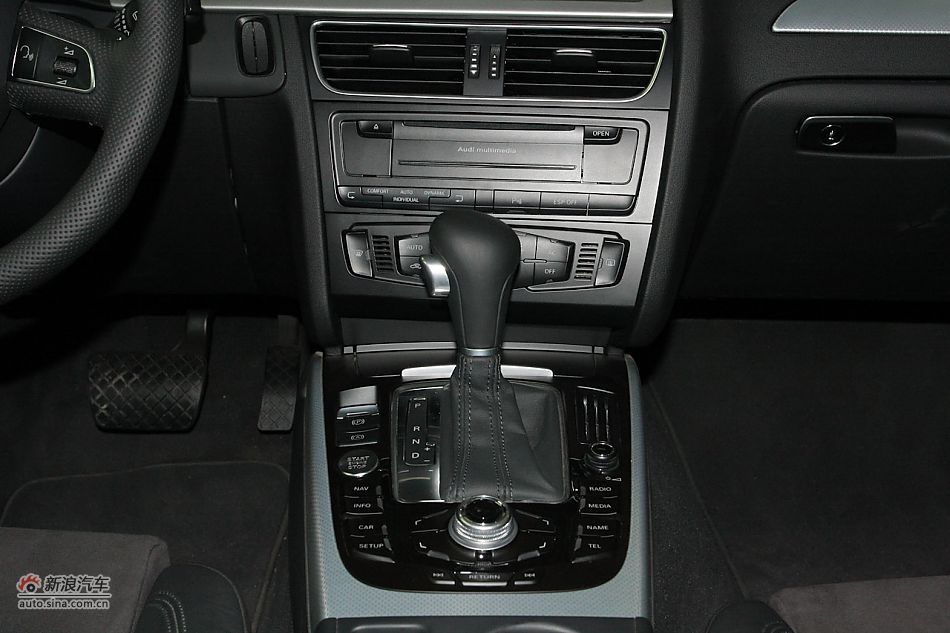 奥迪A4L内饰