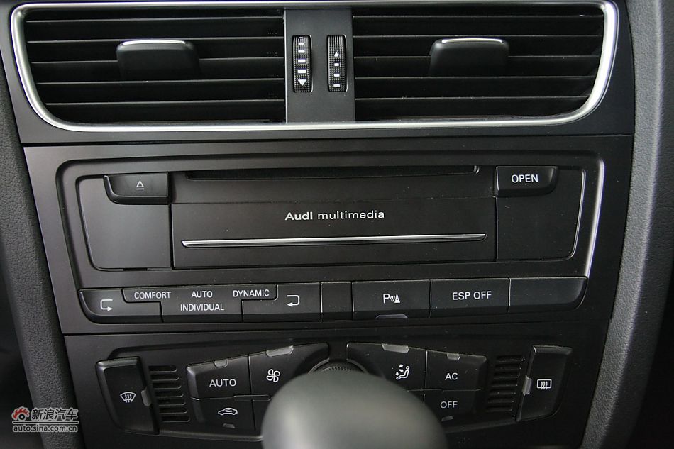 奥迪A4L内饰