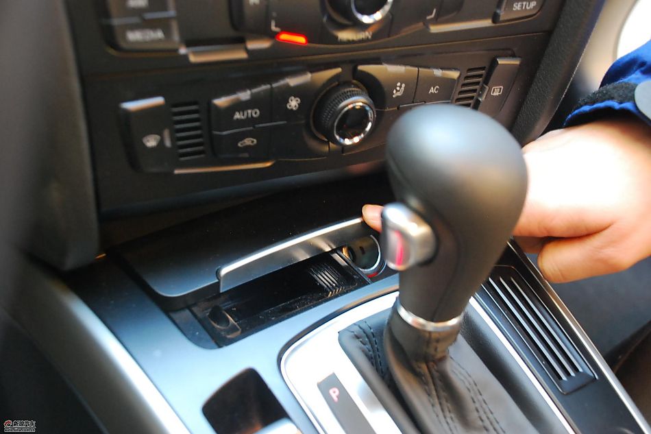 新浪试驾奥迪A4L 1.8T 内饰