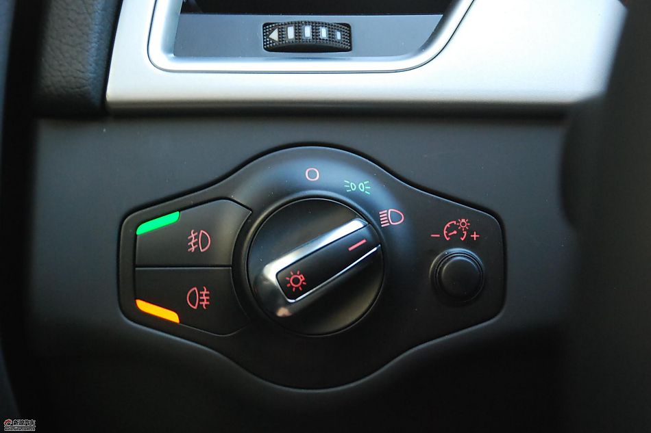 新浪试驾奥迪A4L 1.8T 内饰