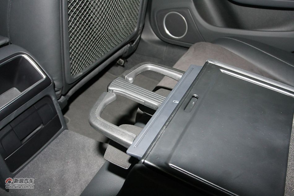 奥迪A4L内饰