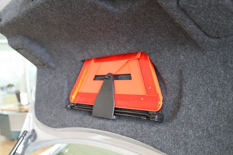 一汽大众新奥迪A4后备厢