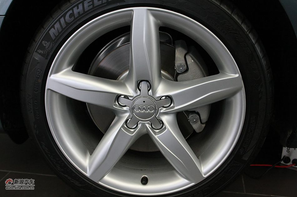 奥迪A4L发动机舱及悬挂