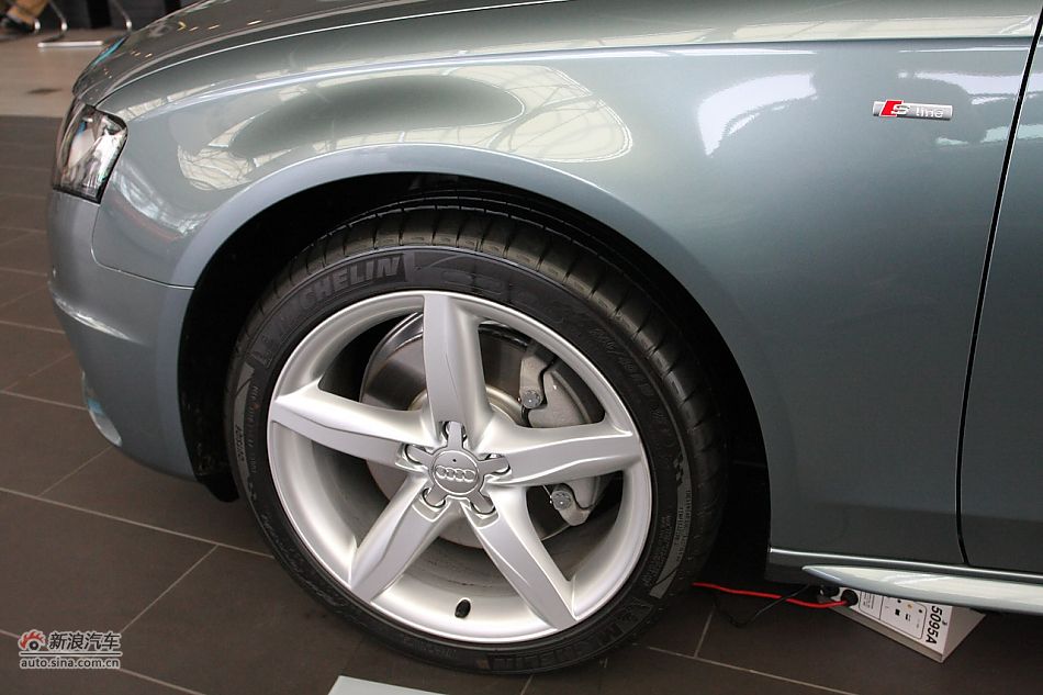 奥迪A4L 2.0TSI运动版