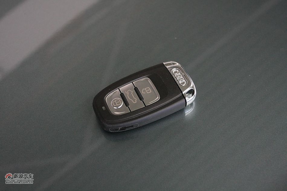 奥迪A4L发动机舱及悬挂