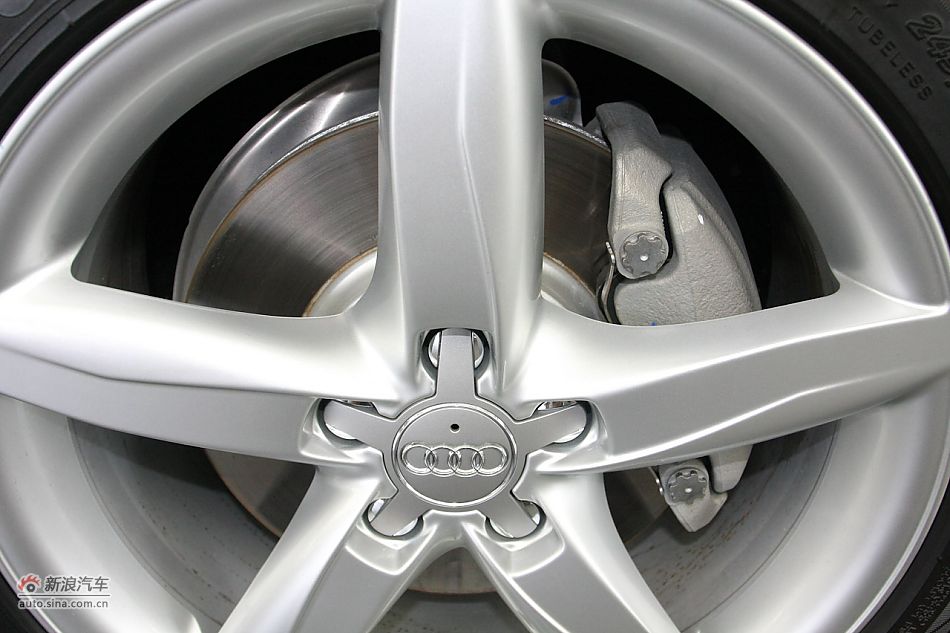 奥迪A4L发动机舱及悬挂