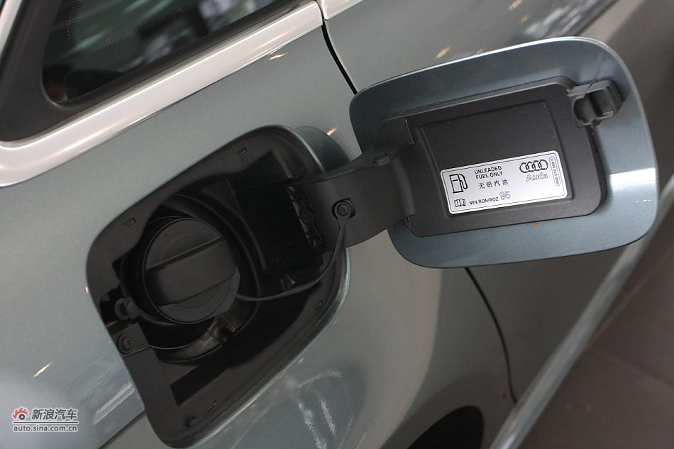 奥迪A4L发动机舱及悬挂