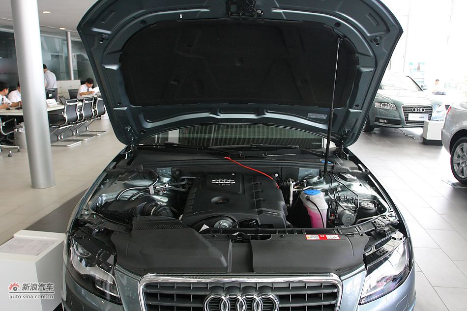 奥迪A4L发动机舱及悬挂