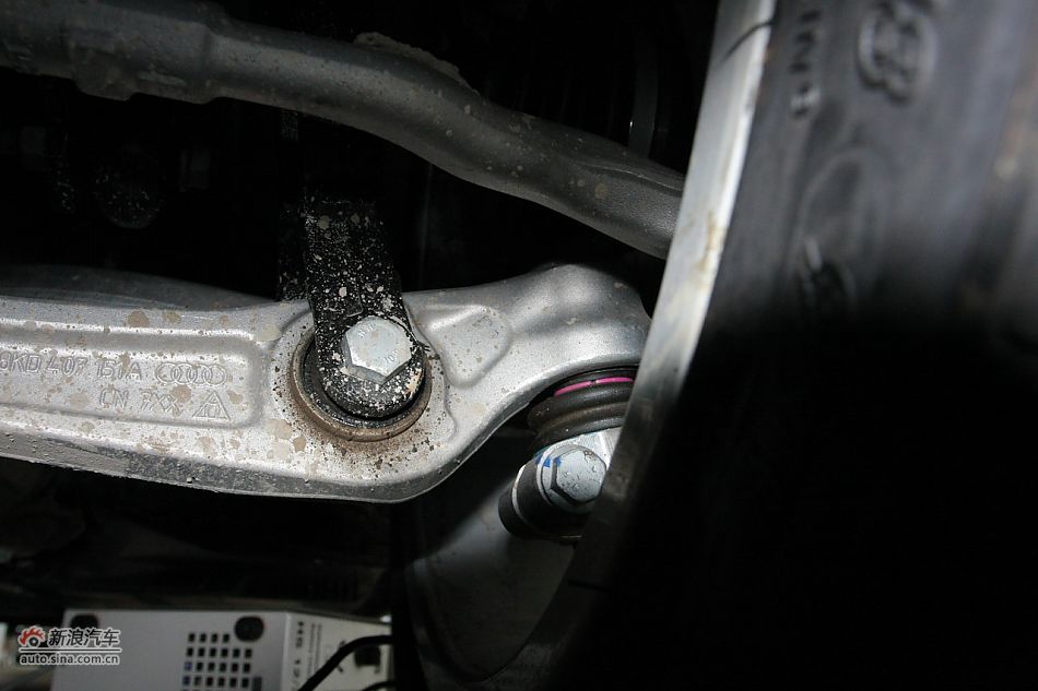 奥迪A4L发动机舱及悬挂