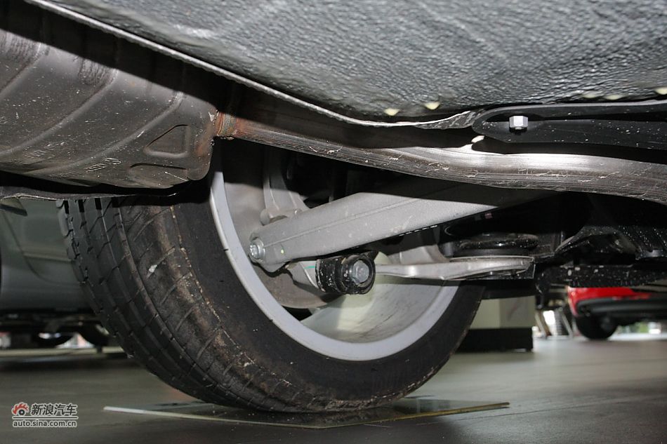 奥迪A4L发动机舱及悬挂