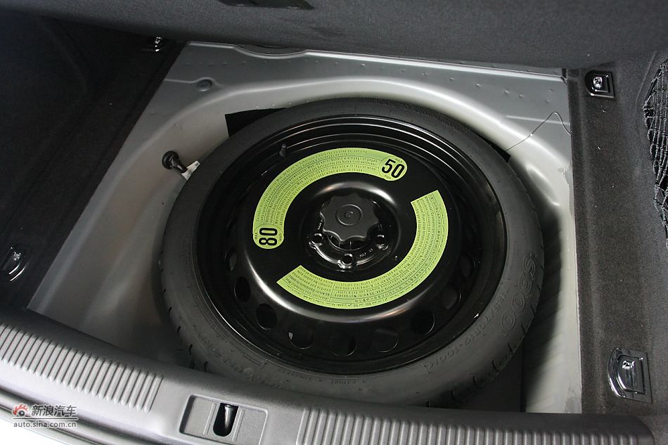 奥迪A4L发动机舱及悬挂