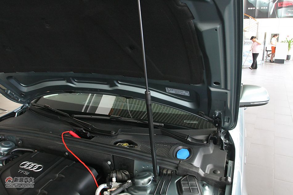 奥迪A4L发动机舱及悬挂
