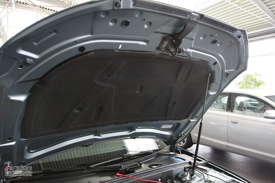 奥迪A4L发动机舱及悬挂