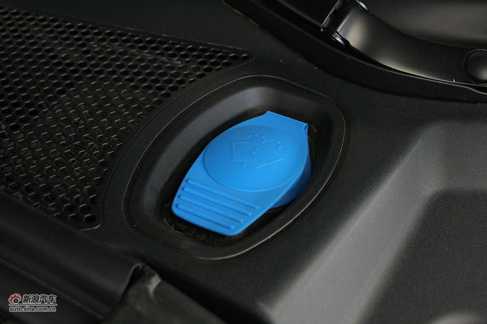 奥迪A4L发动机舱及悬挂