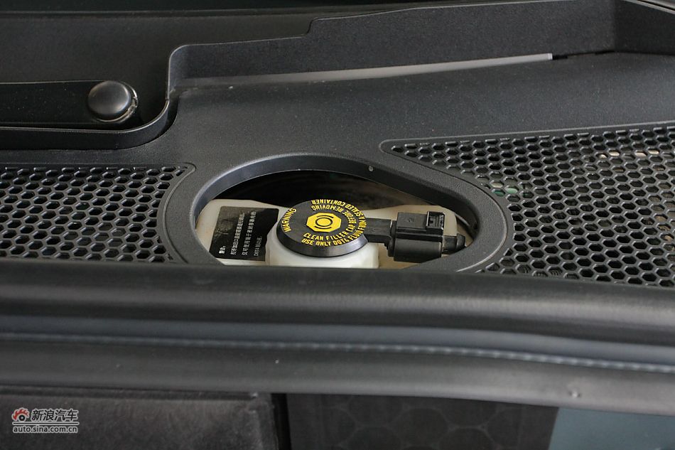 奥迪A4L发动机舱及悬挂