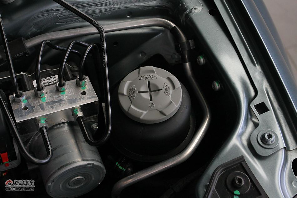 奥迪A4L发动机舱及悬挂