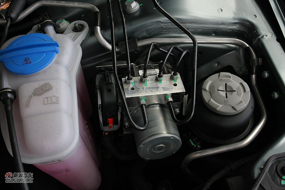 奥迪A4L发动机舱及悬挂