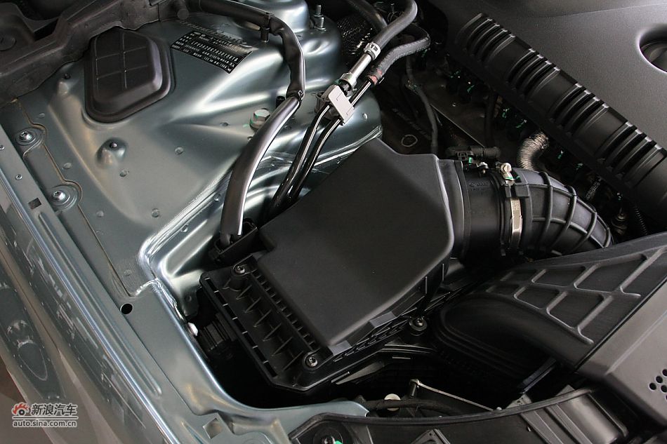 奥迪A4L发动机舱及悬挂