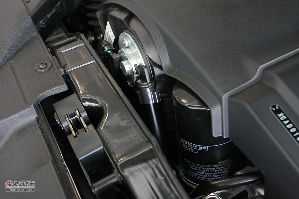 奥迪A4L发动机舱及悬挂