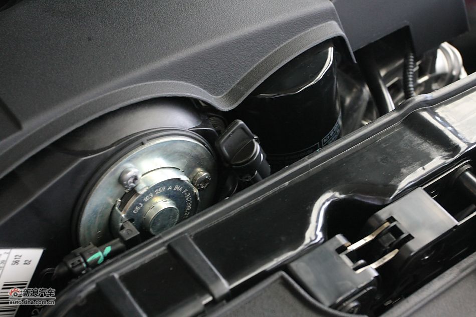 奥迪A4L发动机舱及悬挂