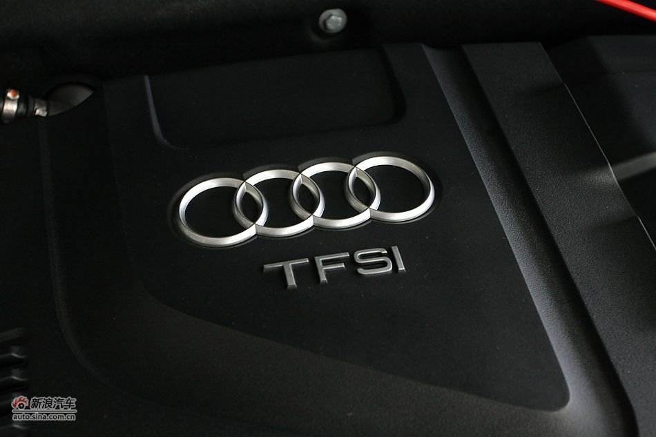 奥迪A4L发动机舱及悬挂