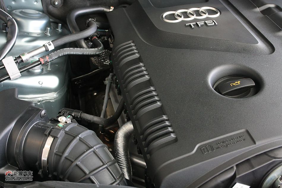 奥迪A4L发动机舱及悬挂