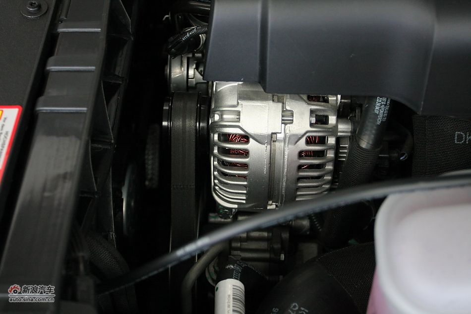 奥迪A4L发动机舱及悬挂