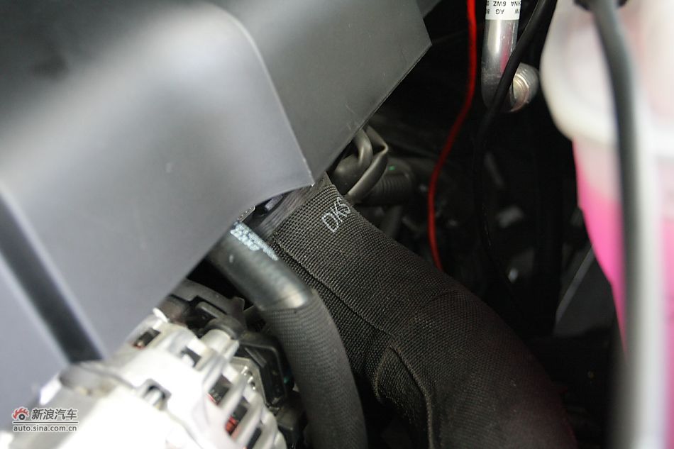 奥迪A4L发动机舱及悬挂